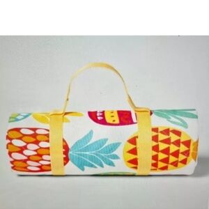 NWT, pineapple 72" x 60" Printed Picnic Blanket Sun Squad 2-4 people